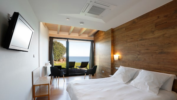 Room with sea view and all the comforts on our ground floor with access to the common space of our terrace and garden