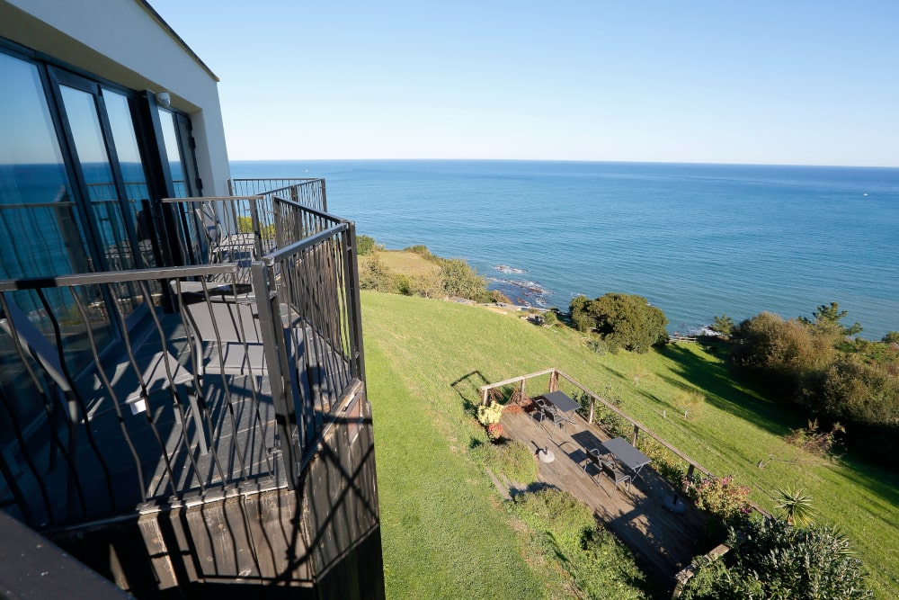 Rooms with sea views and direct access to the garden on the Basque Coast