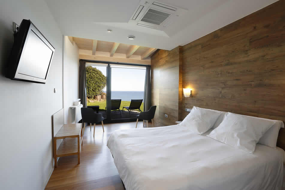 Room with sea view and all the comforts on our ground floor with access to the common space of our terrace and garden