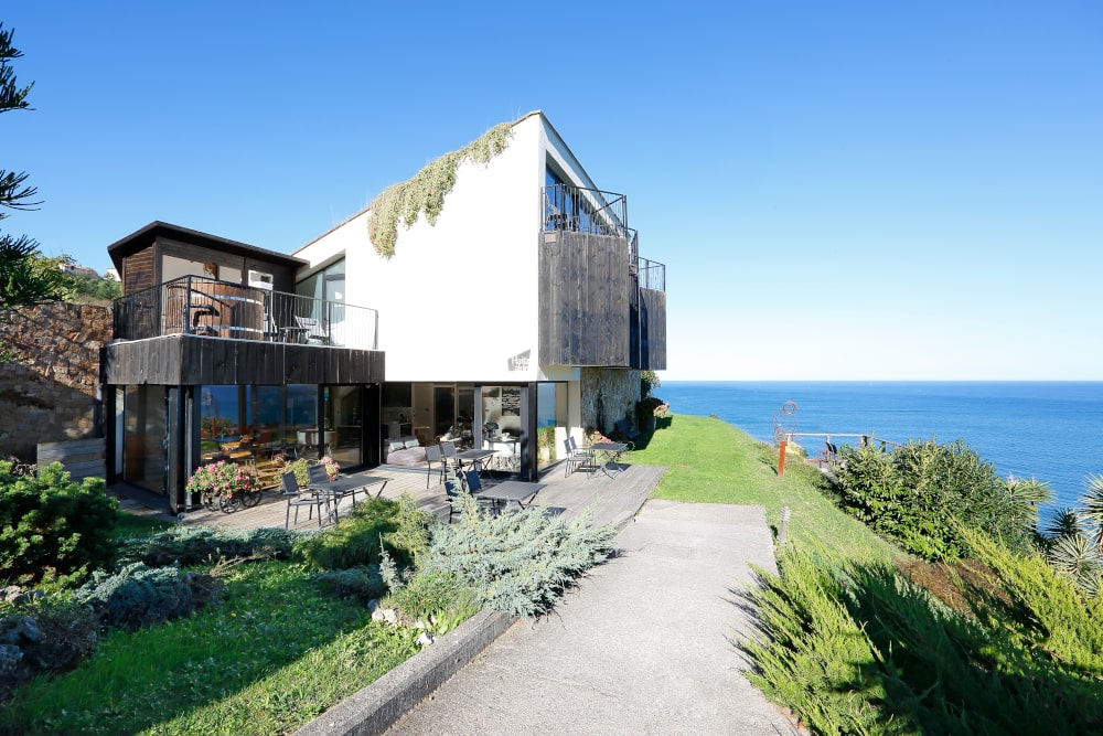 The rural house Haitzalde is located on a cliff overlooking the Cantabrian Sea with six rooms with sea views in Mutriku