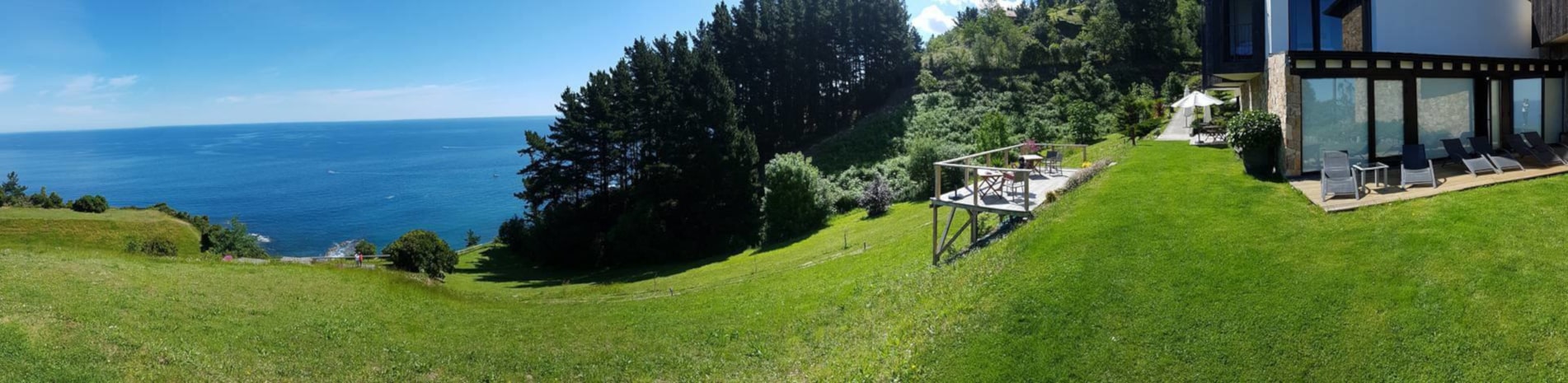 Disfruta nuestro jardín con más de 20.000m² con caminos en medio de un bosque joven de árboles autóctonos y frutales