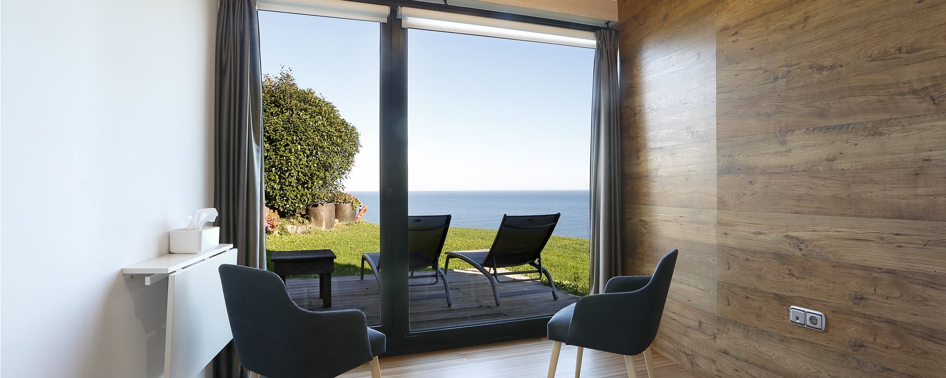 Rooms overlooking the Bay of Biscay with sea views at Haitzalde rural house in Mutriku